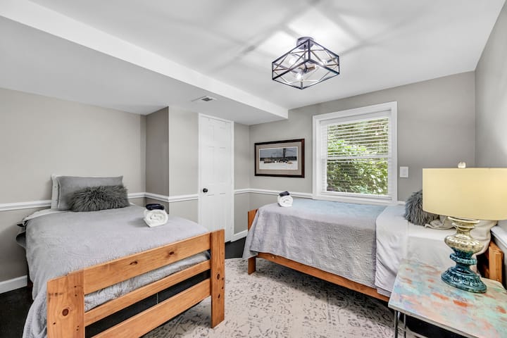 שבעה חדרי שינה - וכן, לכל אחד מהם יש דלת, חלון ומראה בגובה מלא משלו. אין מה להילחם על מי יקבל את 'החדר הטוב' כאן!