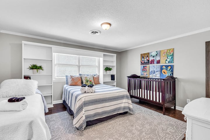 7 חדרי שינה, אבל נחשו מי גונב את החיבוקים?  החדר הזה מושלם לחיבוקים משפחתיים (או קצת "זמן לעצמי" אם אתם יכולים להניף אותו!).