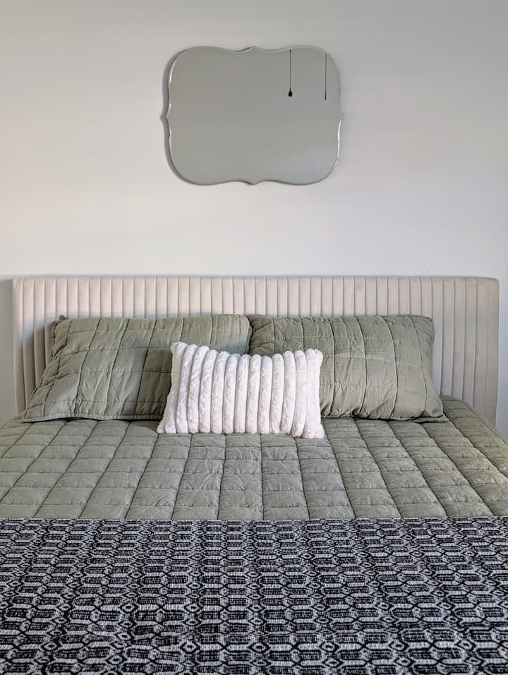 Dormitorio 1 · la sala de sol
Cama de tuft y aguja tamaño queen
Colcha Quince