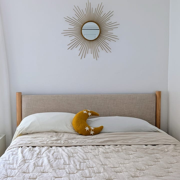 Habitación 2 · Habitación lunar
Cama · Cama Casper tamaño queen con cubrepédico de 3 pulgadas
Colcha · Alojamiento en paracaídas