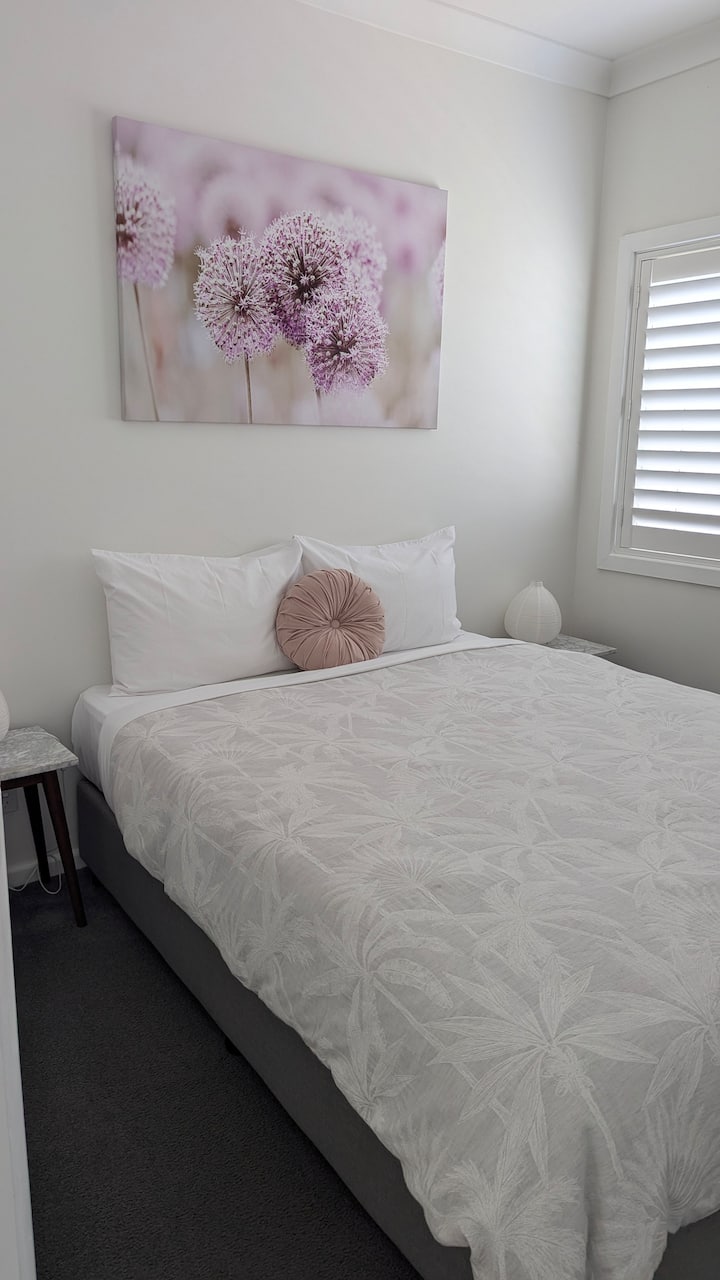 第二间卧室，标准双人床