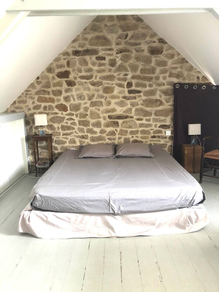 Dhoma e gjumit 5, kati 2: krevat dopio 180 x 200, tavolinë e madhe pune, dollap, pamje nga deti