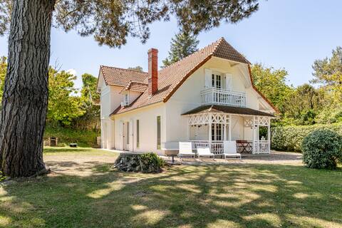 Sea view villa with direct access to the beach.