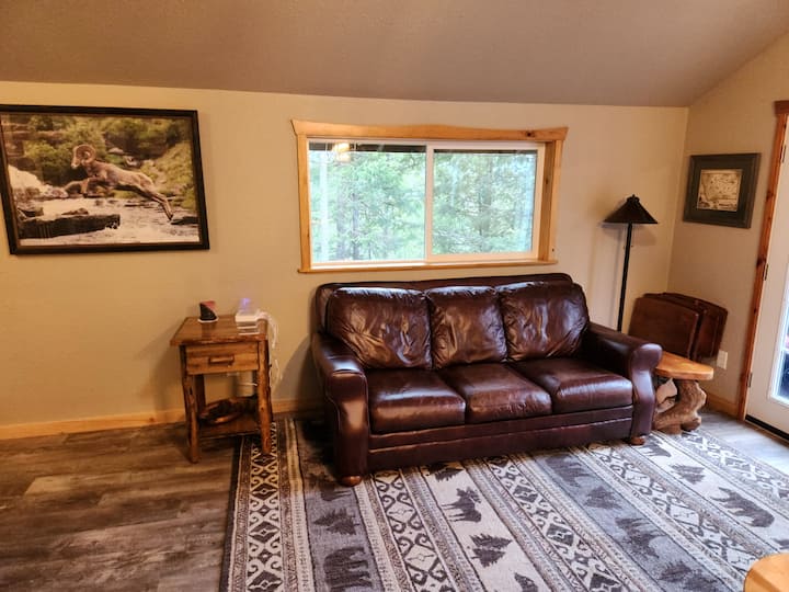 Mangy Moose Lodge, Middlefork River Frontage!