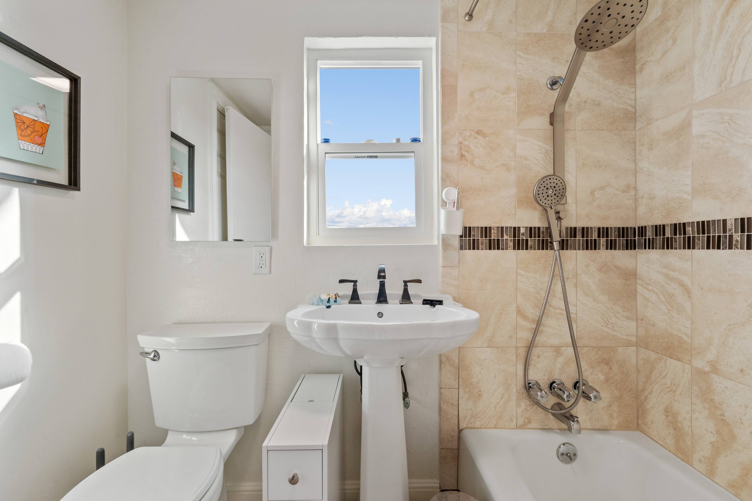 Home in San Francisco · ★4.92 · 4 bedrooms · 5 beds · 3 baths - Image 15