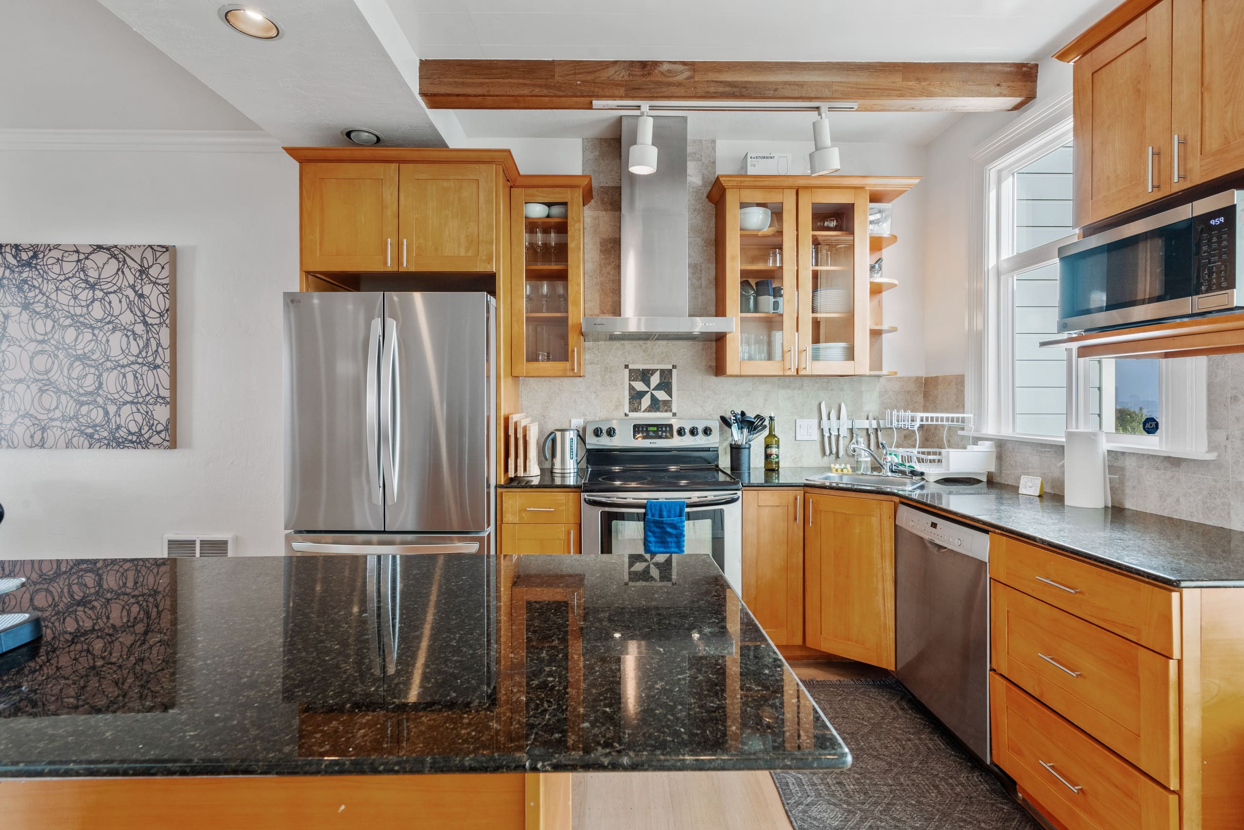 Home in San Francisco · ★4.92 · 4 bedrooms · 5 beds · 3 baths - Image 4