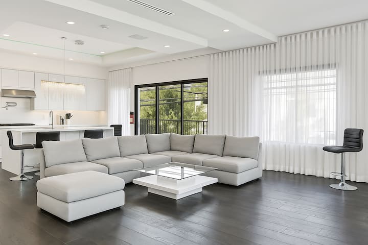 12 mins walk to universal/Steam Room