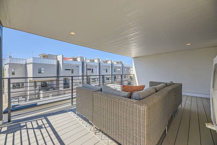 Stunning Luxury Home by Lake & Bronco’s Stadium gallery image 4