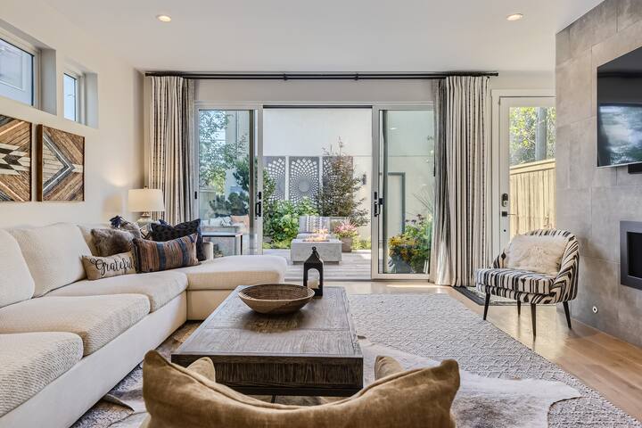 Stunning Luxury Home by Lake & Bronco’s Stadium gallery image 3