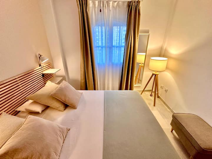 Moderna habitación con un cómodo colchón nuevo, es alto que hace una fácil incorporación.