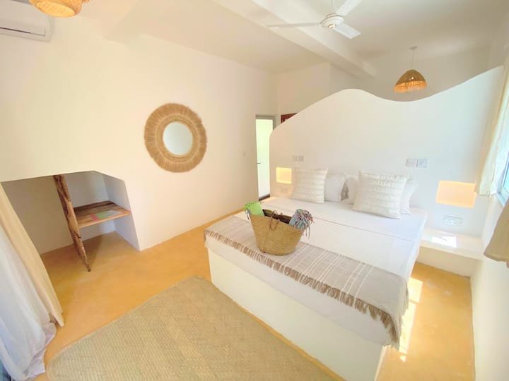 Mistral Clubroom 1 est une chambre king size à l'étage avec un balcon privé.