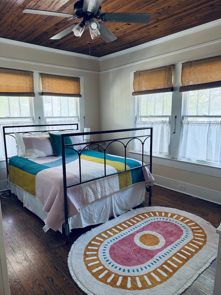 If a confortable vacation mattress is on your list of musts, this is the spot for you. We couple that perfect mattress with a zillion pillows, soft sheets and a cotton quilt. We even provide ear plugs if you really want to go into your own world. 