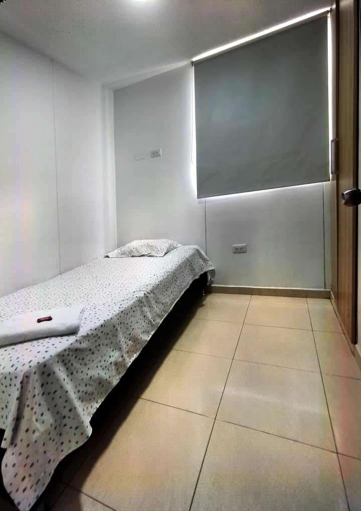 Chambre auxiliaire

Lit simple
Ventilateur 
Closet