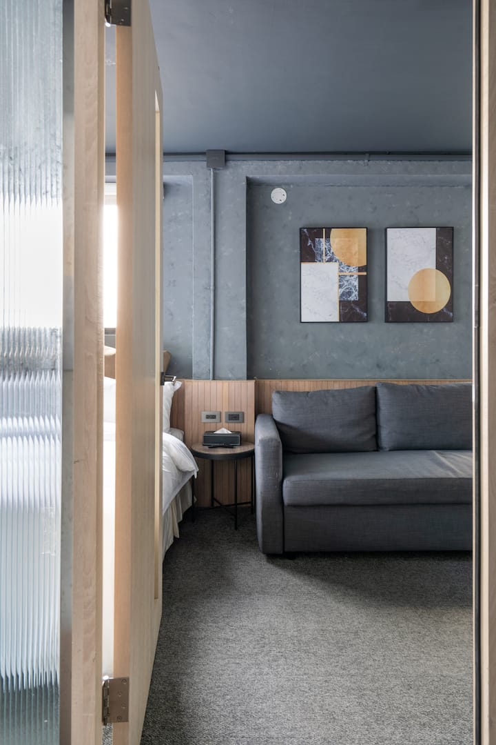 1min walk to Ximending/Flexible Check-out (Please Request)/4 Private Bathrooms/6-16 People Group