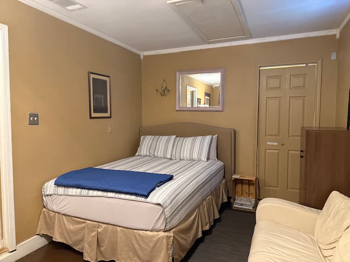 Tweede hoofdslaapkamer, met toegang tot wasserette en eigen loungeruimte. 