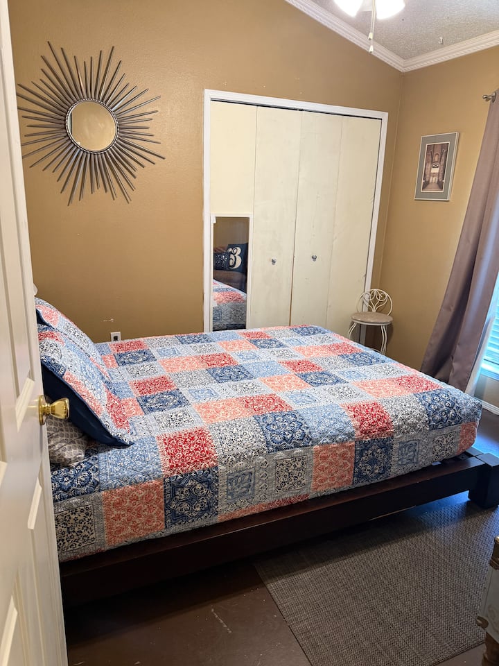 Tweede slaapkamer, gelegen tegenover primaire