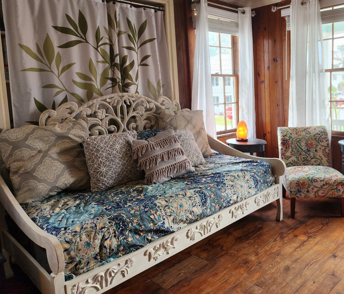 这个区域就在房子的前门内。 有一张超长的沙发床，根据需要有房间隔板，以保护隐私。  很棒的休息或小睡区，是我最喜欢的读书的地方之一。