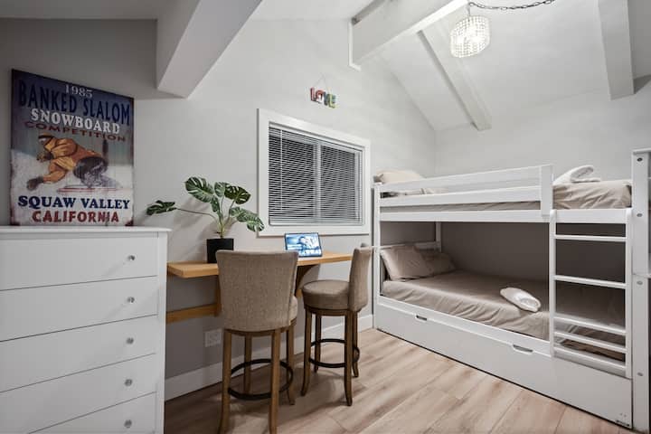 Ბავშვებს მარტო დრო სჭირდებათ? Გაუგზავნეთ ისინი საბავშვო ოთახს!

Შეავსეთ დიდი ორსართულიანი საწოლებით + საწოლებით და სამუშაო / გასართობი მაგიდით.