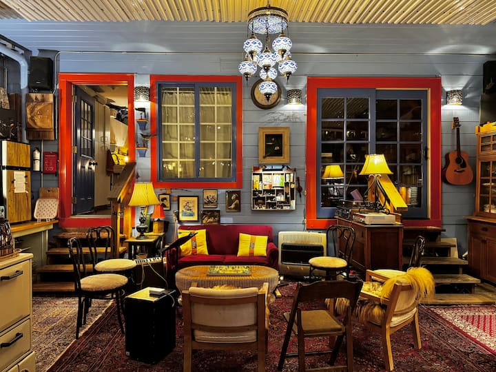 يحتوي الصالون على سخان وهو مكان مريح للاسترخاء مع كتاب أو لعب لعبة الطاولة. 