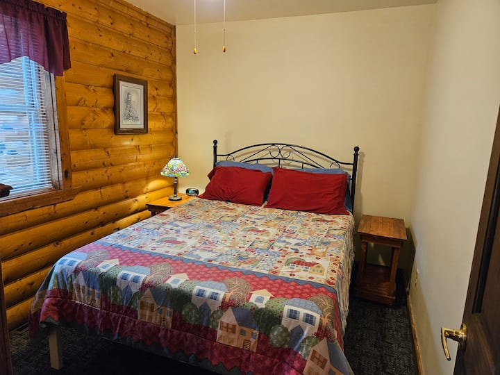 Spálňa č.2 s manželskou posteľou, nočnými stolíkmi, komorou, vešiakom a stropným ventilátorom.