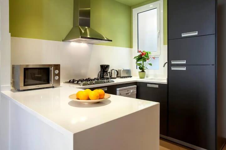 GroupFlat 3 nice apartments in El Born, Old Town! gallery image 2