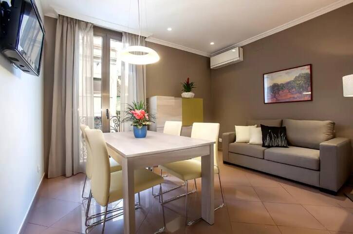 GroupFlat 3 nice apartments in El Born, Old Town! gallery image 4