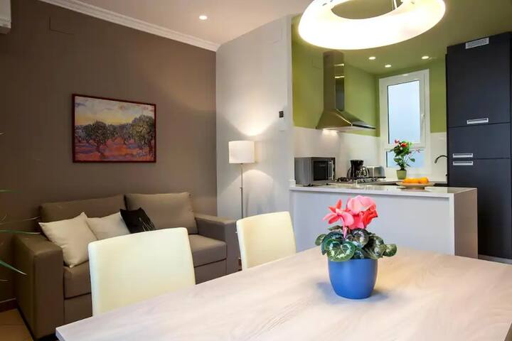 GroupFlat 3 nice apartments in El Born, Old Town! gallery image 5