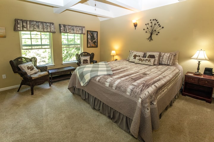 Túto druhú spálňu nazývame na poschodí, miestnosť „veveričky “. Manželská posteľ veľkosti California king. Je to veľmi priestranná izba. Priestor na posedenie s oknami s krásnym výhľadom na veľký céder a cukor, borovice. Priestranné skrine s dvoma posuvnými dverami