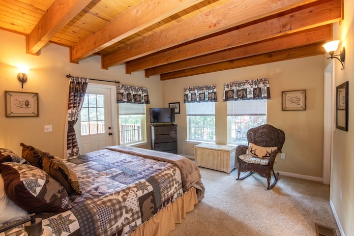 Hlavná spálňa je na prvom poschodí, obývací priestor. K dispozícii je vlastná kúpeľňa s veľkým sprchovacím kútom. Kalifornia King Size posteľ. Krásne drevené trámy prechádzajúce cez strop. Káblová televízia. Súkromné dvere na vonkajšiu terasu. 