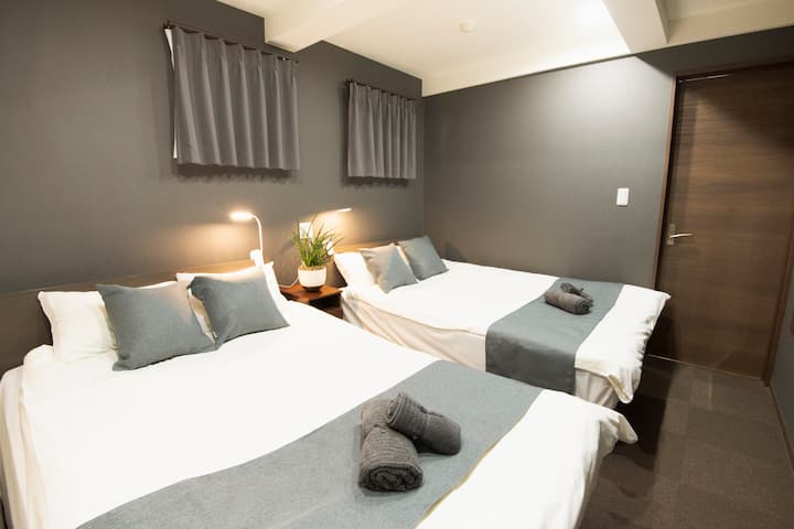Cette chambre moderne et chic dispose de deux lits doubles.
C'est aussi idéal pour les grands groupes.
L'environnement est un quartier résidentiel pratique et calme avec de nombreux restaurants à moins de 5 minutes à pied.