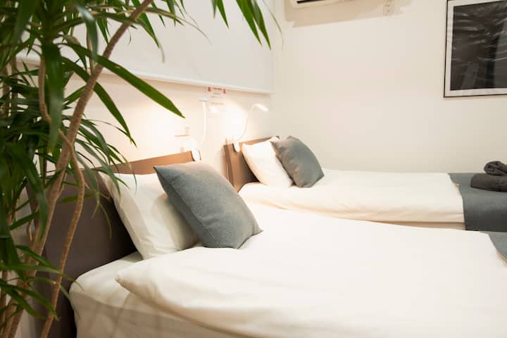 Il y a 2 lits simples dans le salon.
Vous pouvez aussi regarder la télévision depuis le lit.