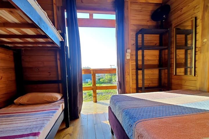 Quarto com uma cama de casal +1 beliche.