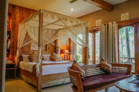 Puri Dajuma-Romantic Gold Suite with Ocean View