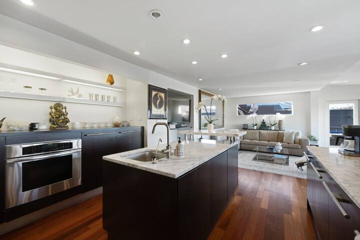 Hollywood Hills / Skyline views / Private Sauna gallery image 5