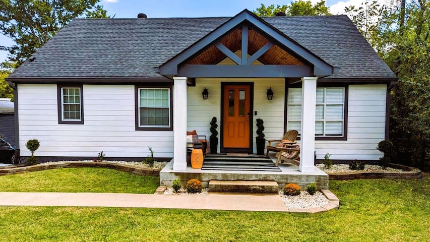 EAST NASHVILLE RETREAT! 8 BEDS +12 PPL, 4Bed/2.5B