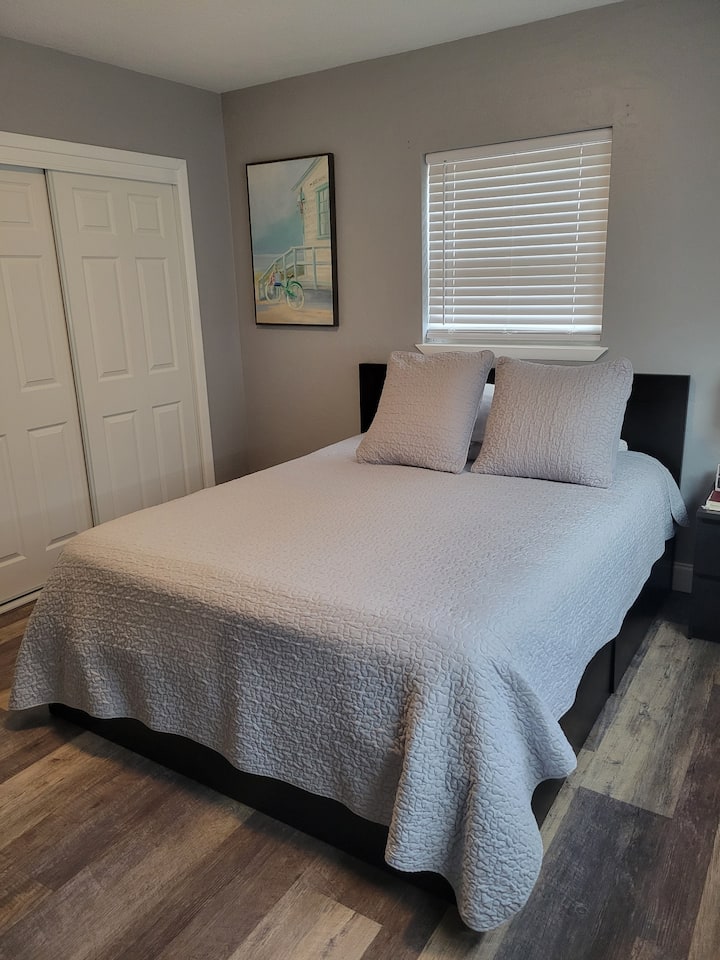 卧室3.大衣柜和床抽屉储物柜。 