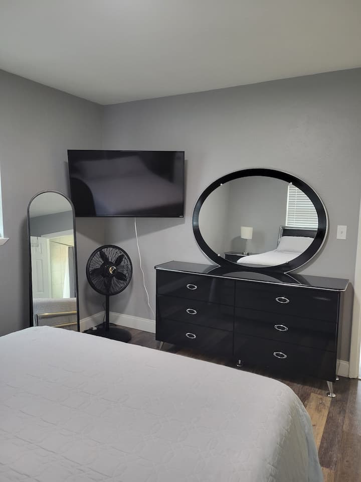 房子对面，远离另外两间卧室-主卧。 配备亚马逊Firestick的Visio智能电视。 