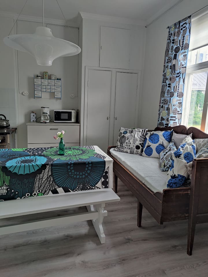 您还可以在厨房休憩，因为这里有很多座位。 如果需要，一张旧木沙发可以提供一张75x170厘米的狭窄床。 这个房间有一个不可调光的卷帘。