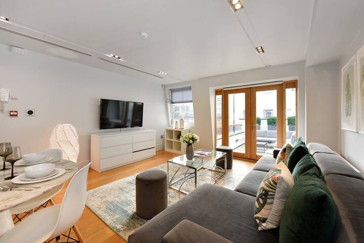 Amazing Mayfair 2 Bed 2 Bath £3 million AC Terrace gallery image 2