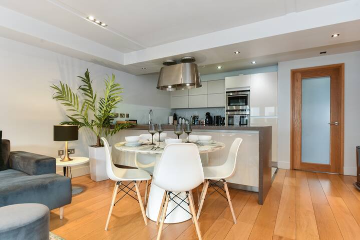 Amazing Mayfair 2 Bed 2 Bath £3 million AC Terrace gallery image 3