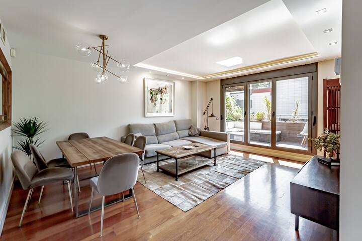 IFEMA apt. w/ gym, pool, parking, terrace, doorman gallery image 4