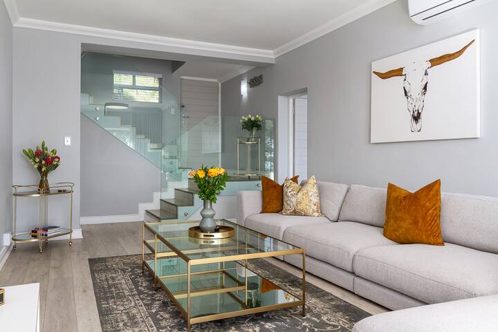 Luxury Home – Ocean, Sunset & Mountain Views gallery image 4