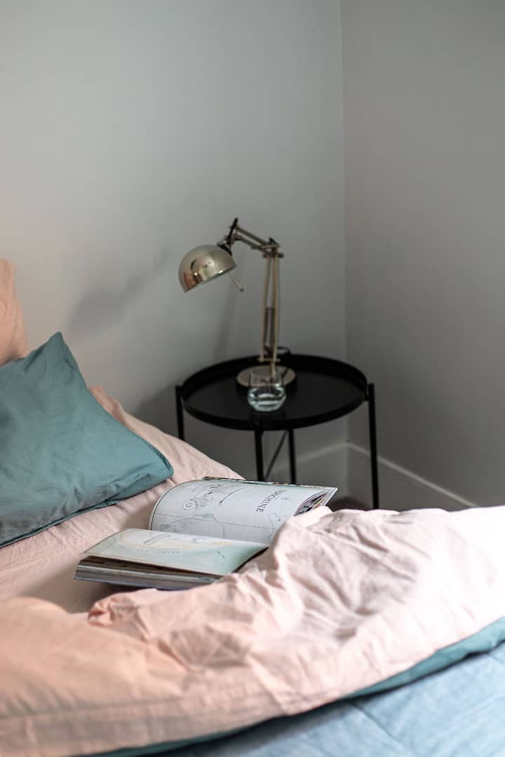 להירגע עם מצעי פשתן נוחים.