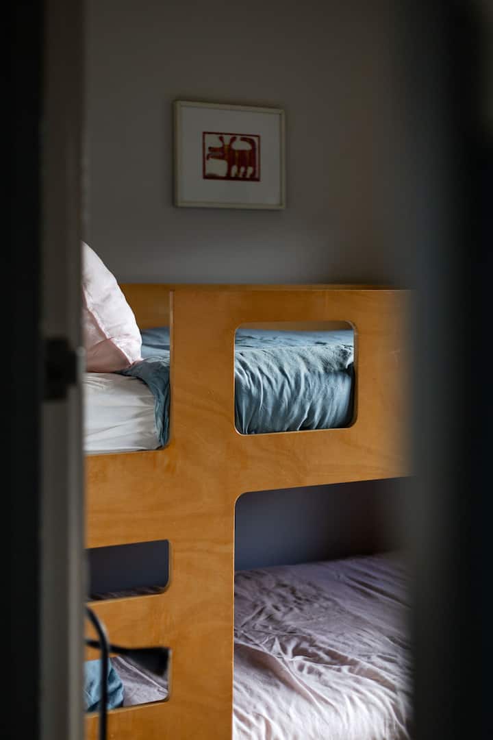 מיטות קומותיים עם מיטות יחיד קינג סייז.