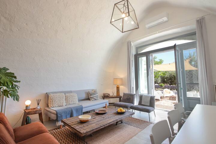 Historic villa and pool set amongst ancient olives gallery image 4