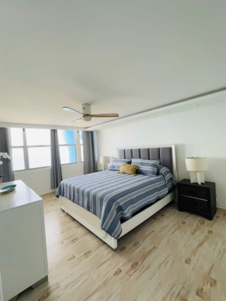 Kitanda cha ukubwa wa kifalme katika chumba kikuu cha kulala