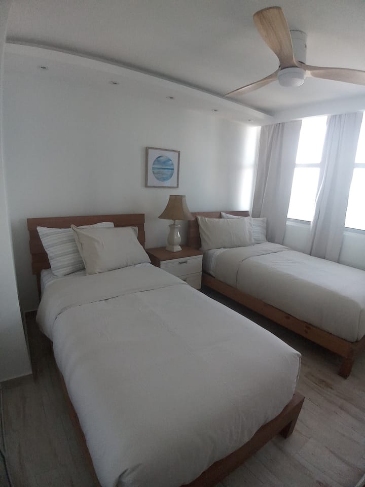 Vitanda pacha vya starehe.  Chumba kina kabati na kabati kwa ajili ya matumizi yako