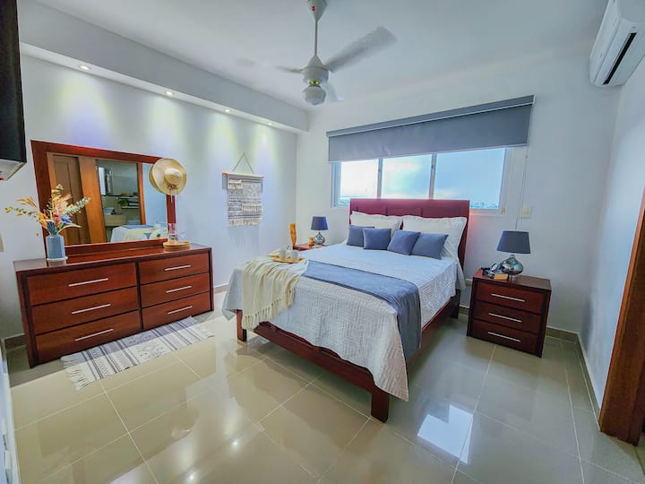 Chambre principale ! décorée avec amour et dévouement pour passer un agréable séjour.
Avec climatisation, ventilateur de plafond, smart tv, rideaux blackout, walk closet , et salle de bain privée