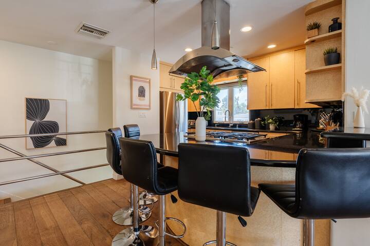 Dual Home Retreat | Sleep 16 | Prime PB Location gallery image 3