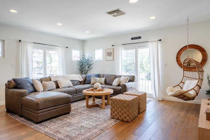 Dual Home Retreat | Sleep 16 | Prime PB Location